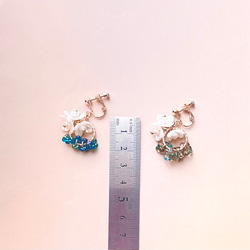 小さいブーケ　真っ白なお花たちとチェコガラスビーズの華やかイヤリング　ピアス 16枚目の画像