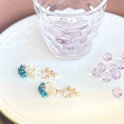 小さいブーケ　真っ白なお花たちとチェコガラスビーズの華やかイヤリング　ピアス 4枚目の画像