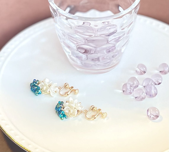 小さいブーケ　真っ白なお花たちとチェコガラスビーズの華やかイヤリング　ピアス 4枚目の画像