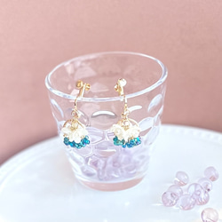 小さいブーケ　真っ白なお花たちとチェコガラスビーズの華やかイヤリング　ピアス 12枚目の画像