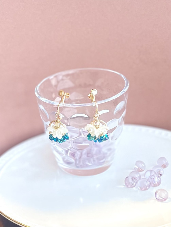 小さいブーケ　真っ白なお花たちとチェコガラスビーズの華やかイヤリング　ピアス 12枚目の画像