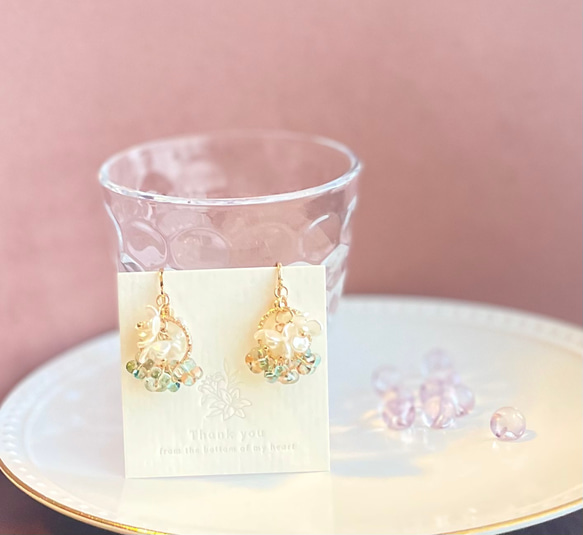 小さいブーケ　真っ白なお花たちとチェコガラスビーズの華やかイヤリング　ピアス 15枚目の画像