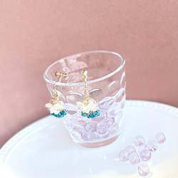 小さいブーケ　真っ白なお花たちとチェコガラスビーズの華やかイヤリング　ピアス 13枚目の画像