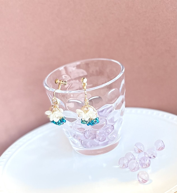 小さいブーケ　真っ白なお花たちとチェコガラスビーズの華やかイヤリング　ピアス 13枚目の画像