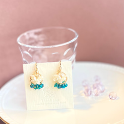 小さいブーケ　真っ白なお花たちとチェコガラスビーズの華やかイヤリング　ピアス 5枚目の画像