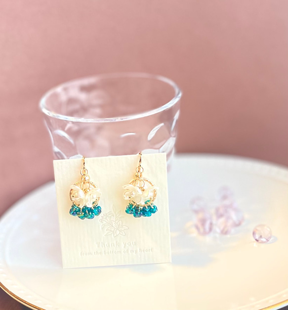 小さいブーケ　真っ白なお花たちとチェコガラスビーズの華やかイヤリング　ピアス 5枚目の画像