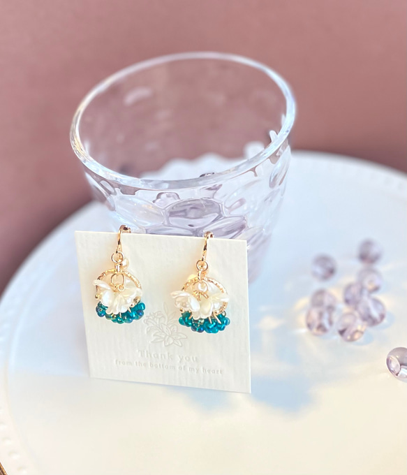 小さいブーケ　真っ白なお花たちとチェコガラスビーズの華やかイヤリング　ピアス 7枚目の画像