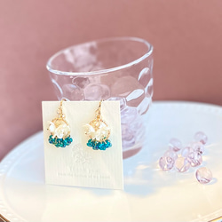 小さいブーケ　真っ白なお花たちとチェコガラスビーズの華やかイヤリング　ピアス 6枚目の画像