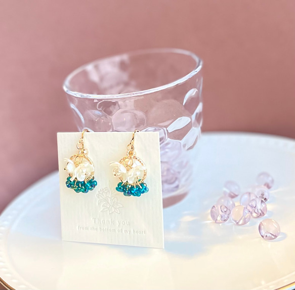 小さいブーケ　真っ白なお花たちとチェコガラスビーズの華やかイヤリング　ピアス 6枚目の画像