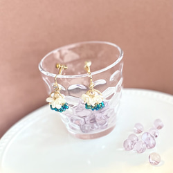 小さいブーケ　真っ白なお花たちとチェコガラスビーズの華やかイヤリング　ピアス 10枚目の画像