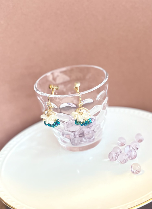 小さいブーケ　真っ白なお花たちとチェコガラスビーズの華やかイヤリング　ピアス 10枚目の画像