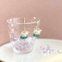 小さいブーケ　真っ白なお花たちとチェコガラスビーズの華やかイヤリング　ピアス 8枚目の画像