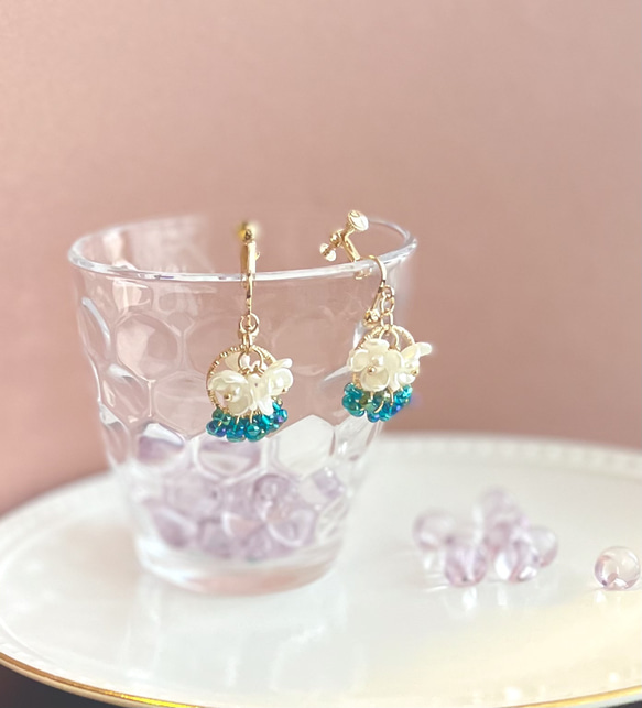 小さいブーケ　真っ白なお花たちとチェコガラスビーズの華やかイヤリング　ピアス 8枚目の画像