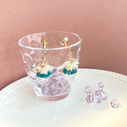 小さいブーケ　真っ白なお花たちとチェコガラスビーズの華やかイヤリング　ピアス 9枚目の画像