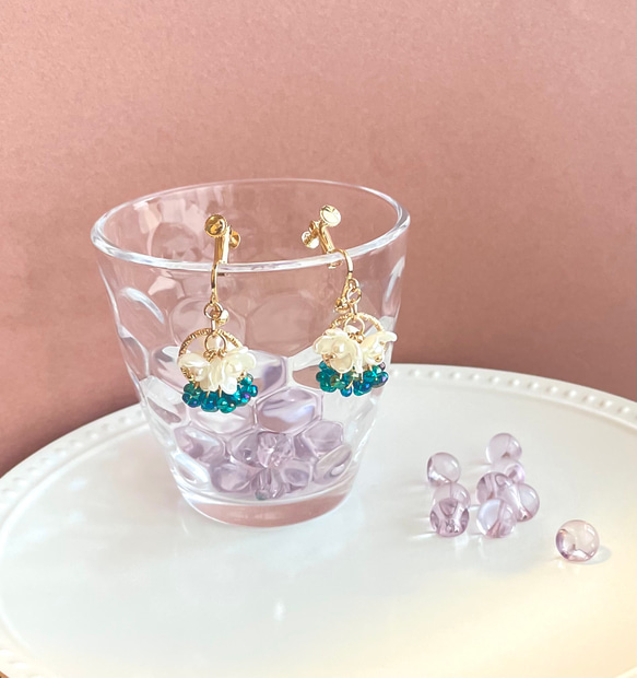 小さいブーケ　真っ白なお花たちとチェコガラスビーズの華やかイヤリング　ピアス 9枚目の画像