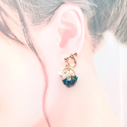 小さいブーケ　真っ白なお花たちとチェコガラスビーズの華やかイヤリング　ピアス 17枚目の画像