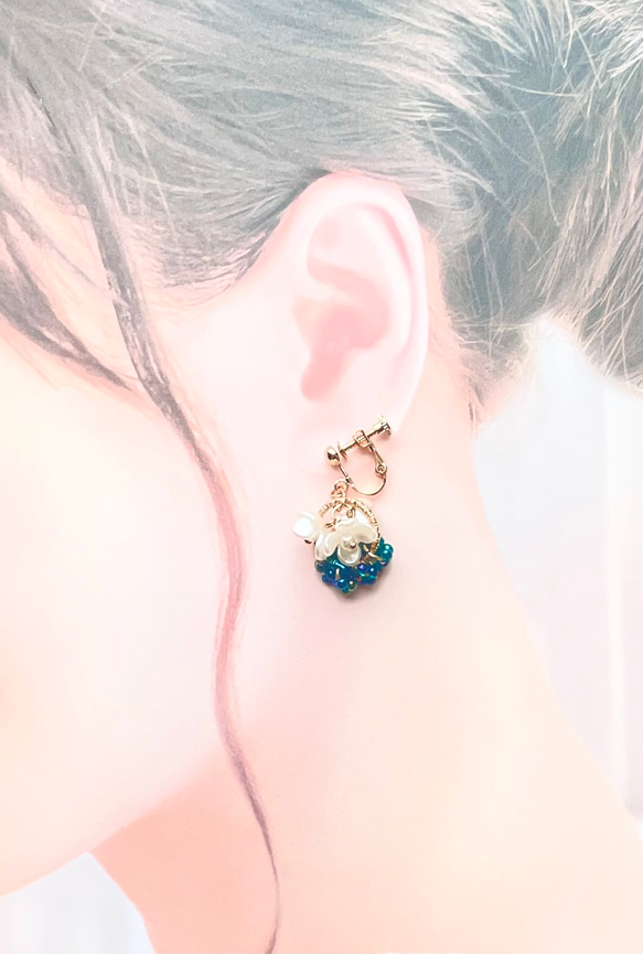 小さいブーケ　真っ白なお花たちとチェコガラスビーズの華やかイヤリング　ピアス 17枚目の画像