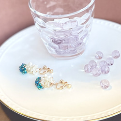 小さいブーケ　真っ白なお花たちとチェコガラスビーズの華やかイヤリング　ピアス 3枚目の画像