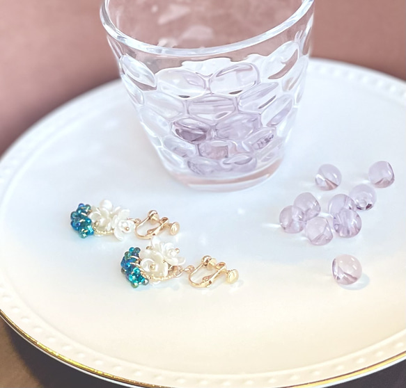 小さいブーケ　真っ白なお花たちとチェコガラスビーズの華やかイヤリング　ピアス 3枚目の画像