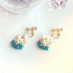 小さいブーケ　真っ白なお花たちとチェコガラスビーズの華やかイヤリング　ピアス 1枚目の画像