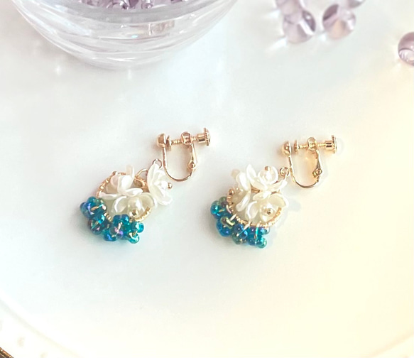 小さいブーケ　真っ白なお花たちとチェコガラスビーズの華やかイヤリング　ピアス 1枚目の画像