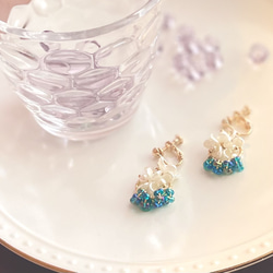 小さいブーケ　真っ白なお花たちとチェコガラスビーズの華やかイヤリング　ピアス 14枚目の画像