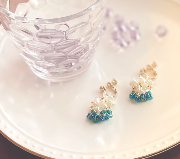 小さいブーケ　真っ白なお花たちとチェコガラスビーズの華やかイヤリング　ピアス 14枚目の画像