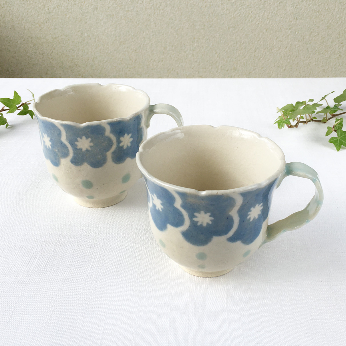 陶器のマグカップ【花】