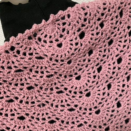 手編み リーフ模様の半月ショール ハンドメイド ウール100％ ピンク　かぎ針編 完成 『連続花模様の大判ショール ベビーピンク』 （ハンドメイド