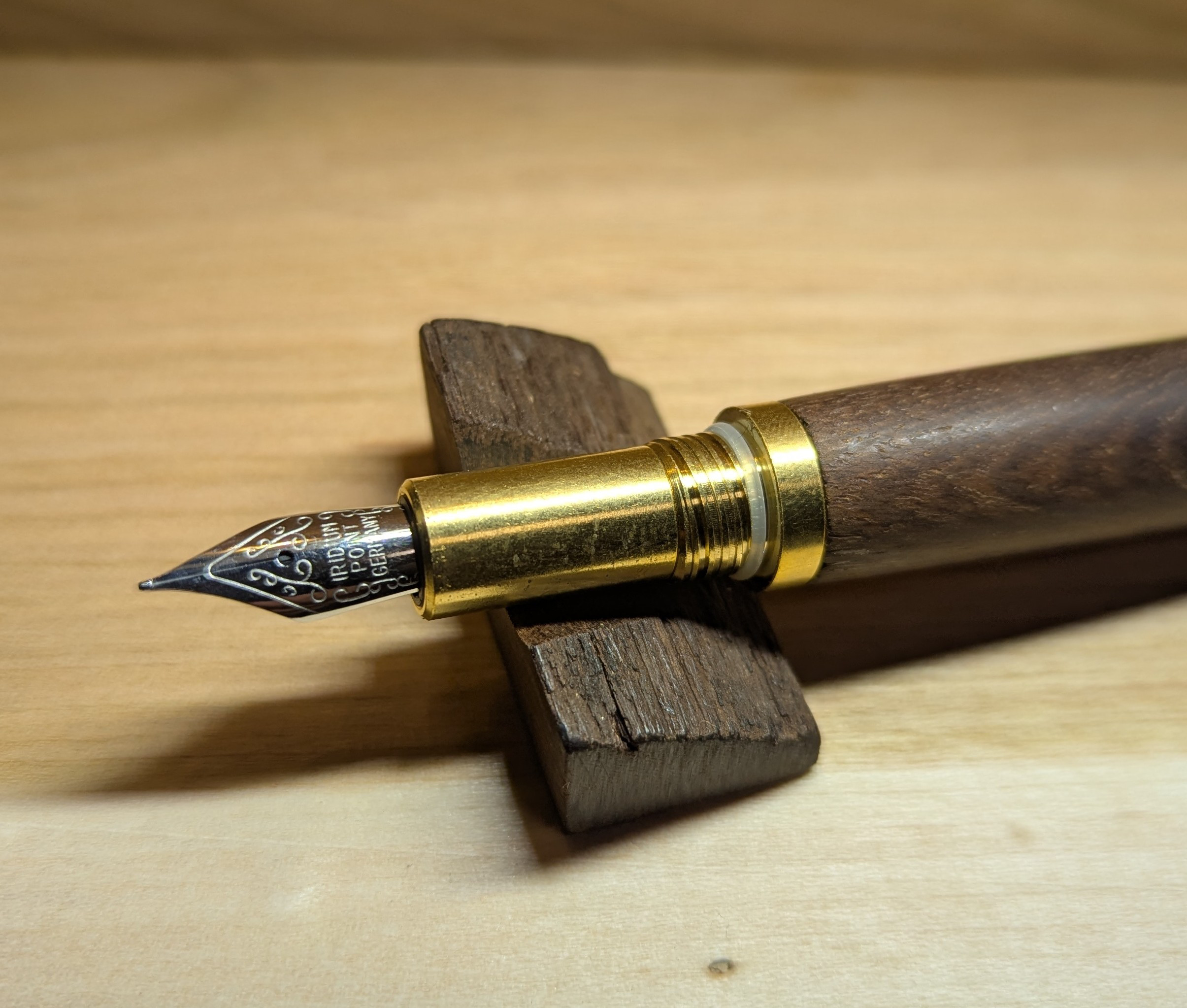 9万年前の木と真鍮の万年筆