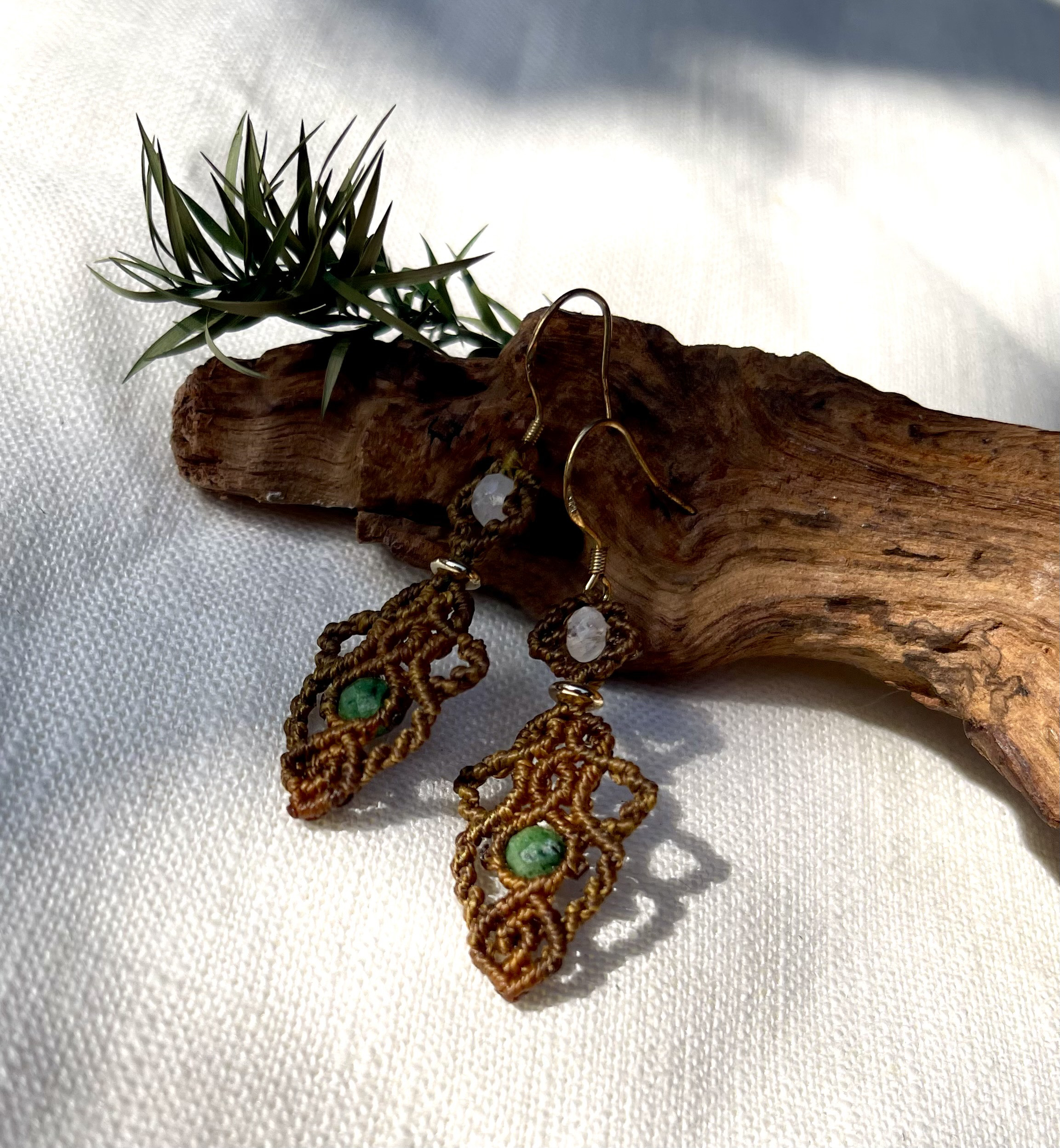 天然石赤と緑の宝石/ムーンストーン (Red and green gemstone/Moonstone) マクラメピアス