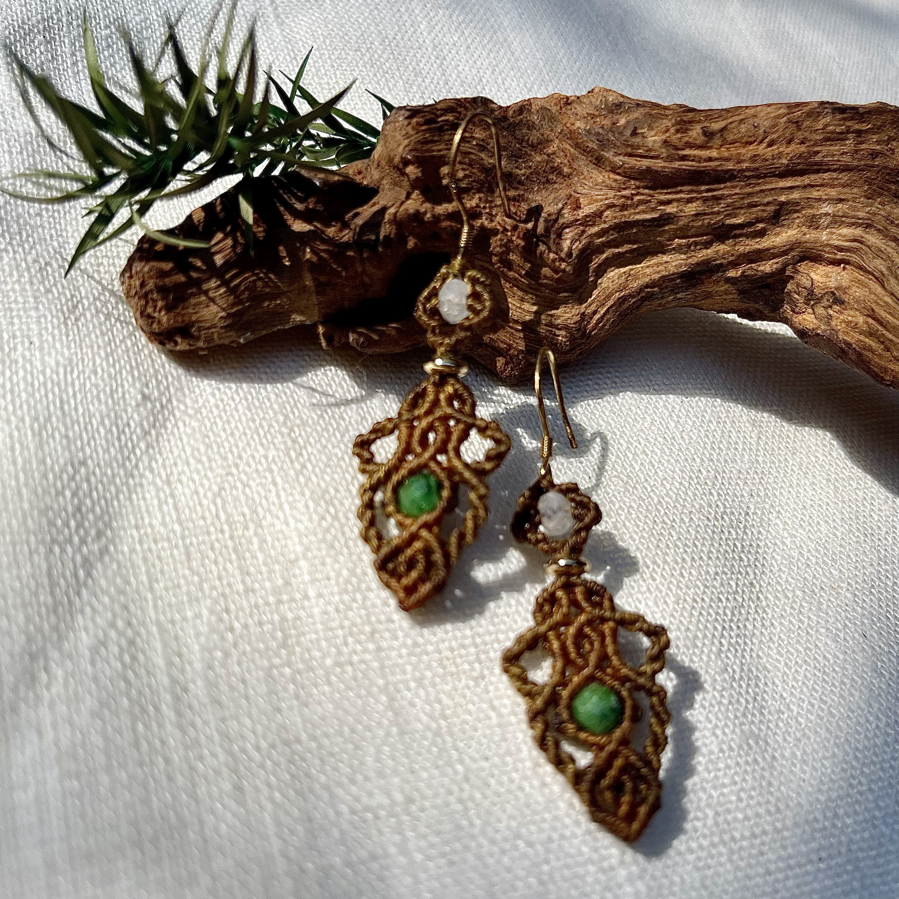 天然石赤と緑の宝石/ムーンストーン (Red and green gemstone/Moonstone) マクラメピアス