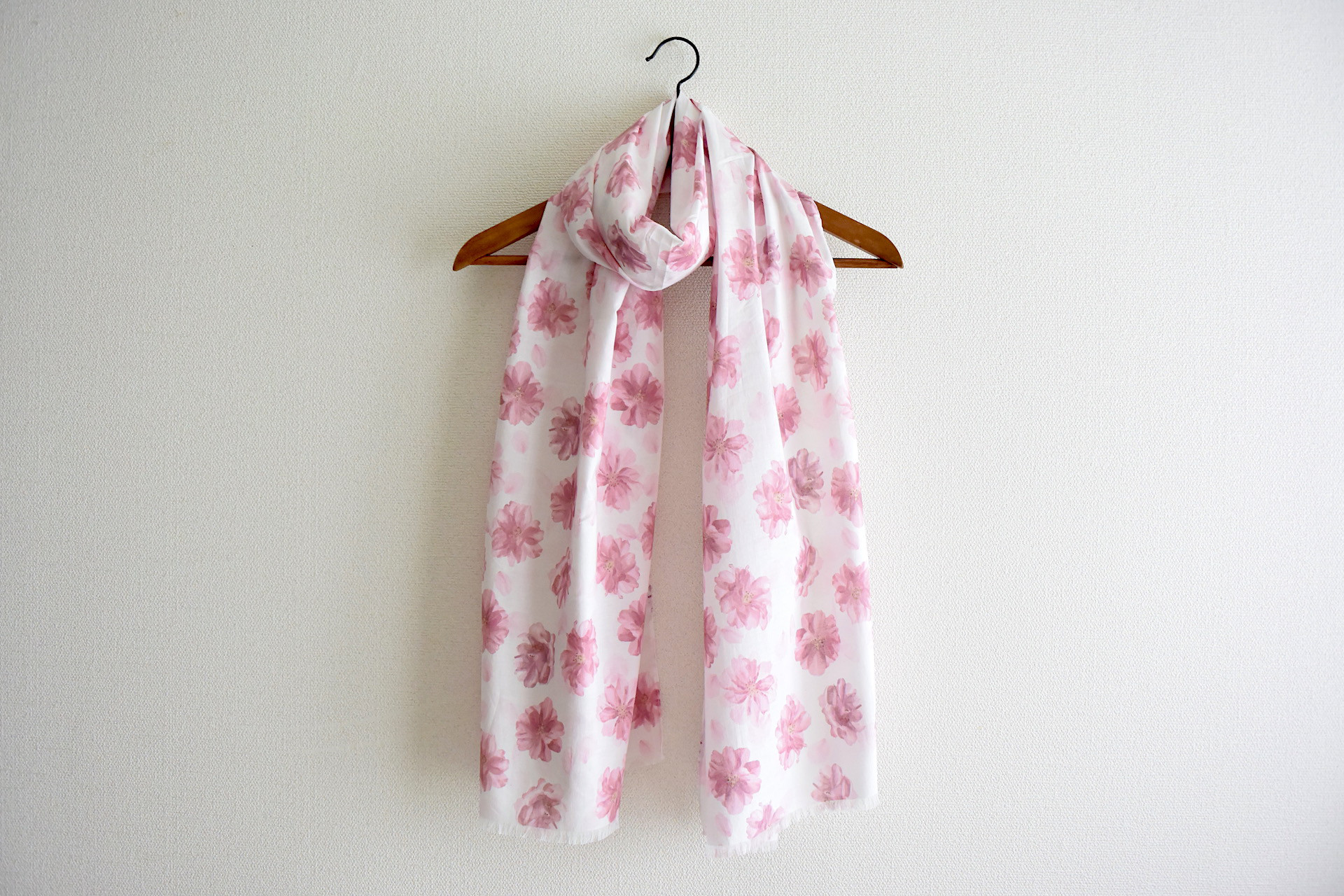 桜花爛漫 八重桜の大判コットンローンストール ホワイト