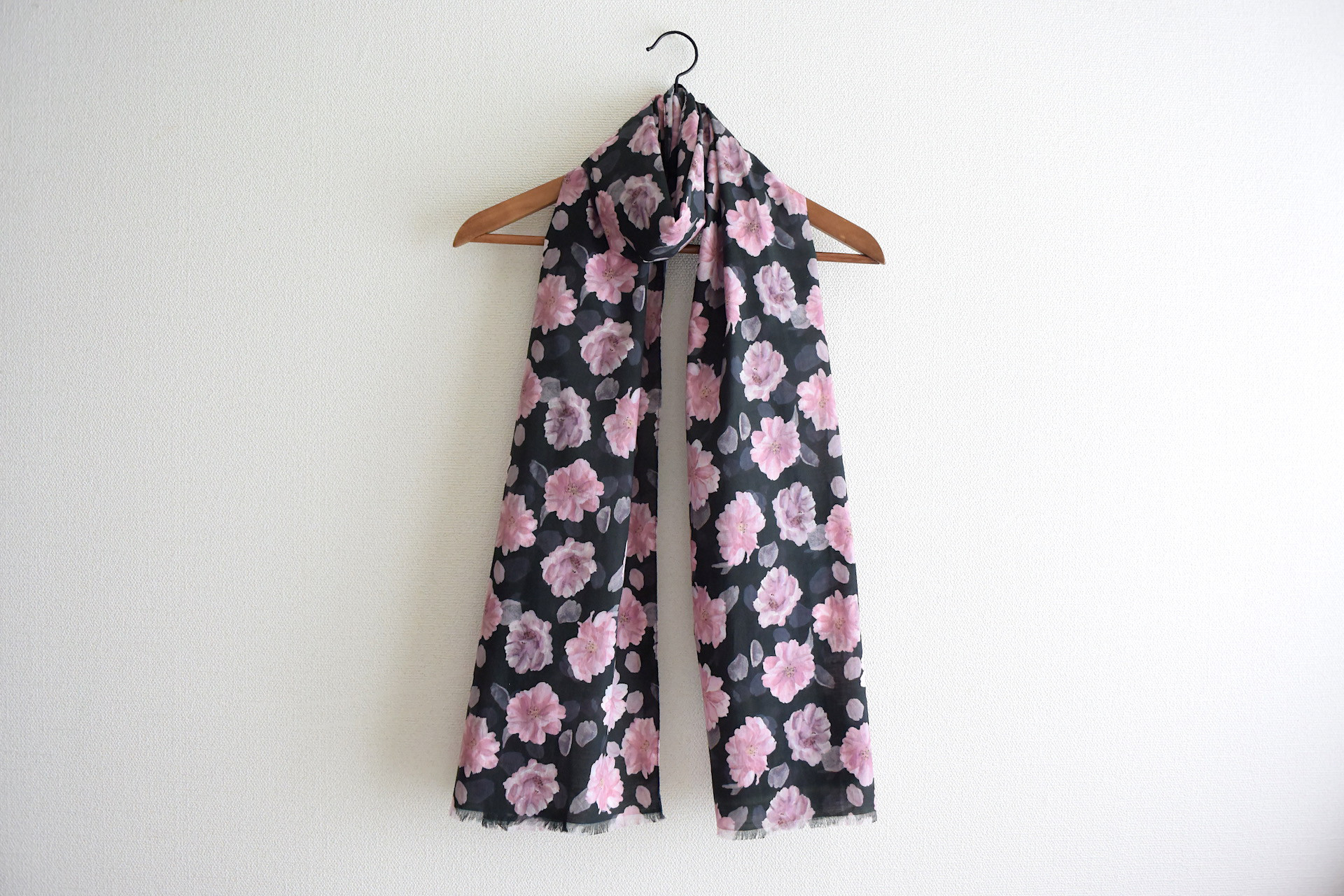 【受注制作】桜花爛漫 八重桜の大判コットンローンストール ブラック