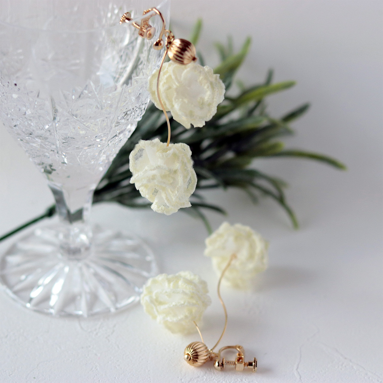 オーガンジー白いカーネーションの刺繍イヤリング