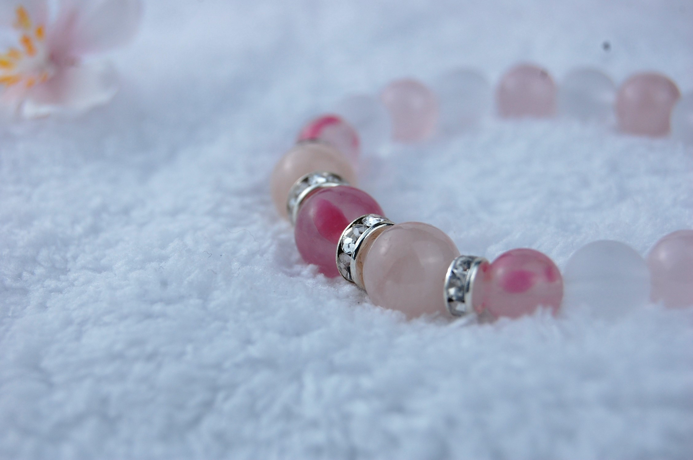 桜ブレスレット   4月の誕生石、水晶とモルガナイト(ピンクアクアマリン）　内外的な美しさ。真実の愛。復縁