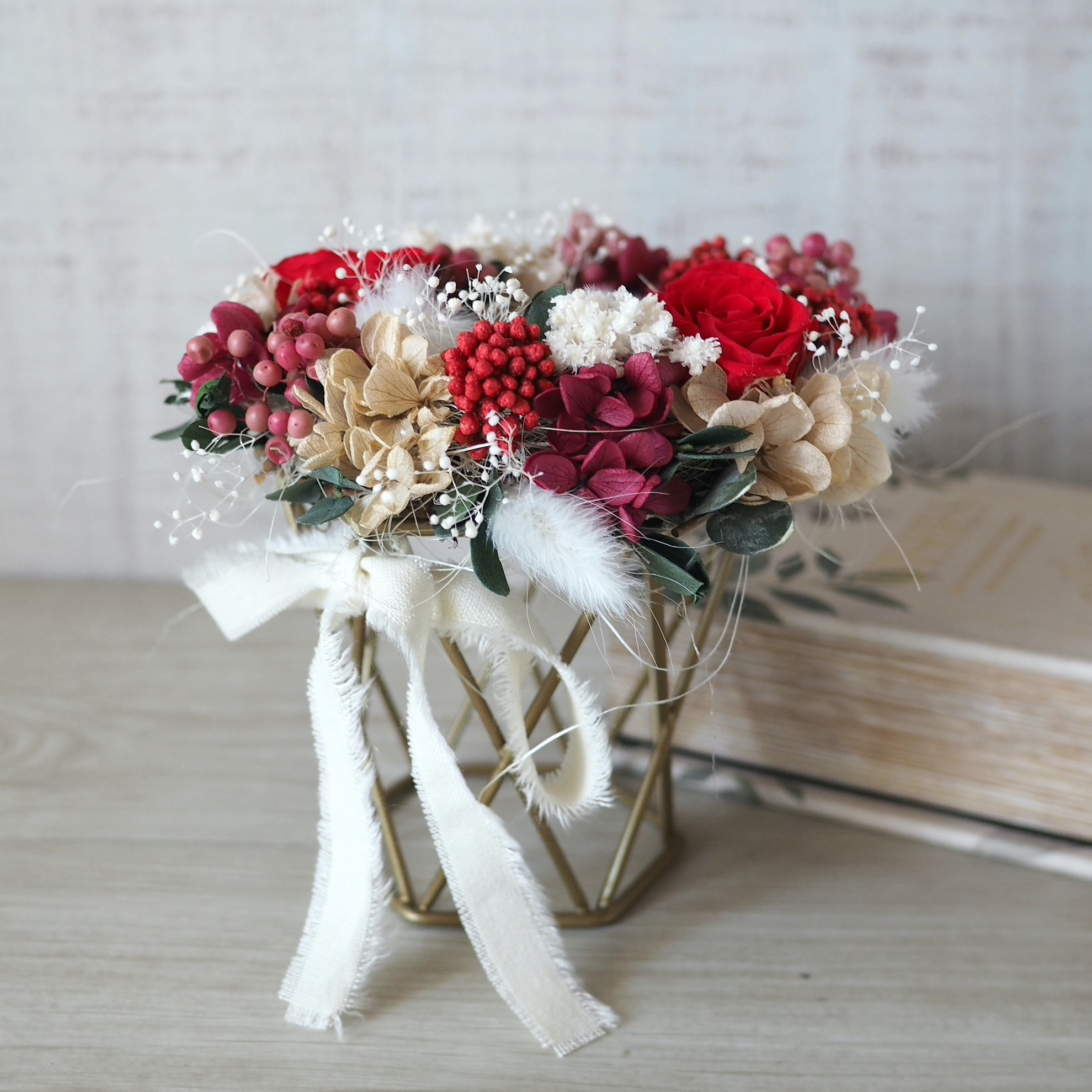 華やかな真紅のアイアンアレンジメント