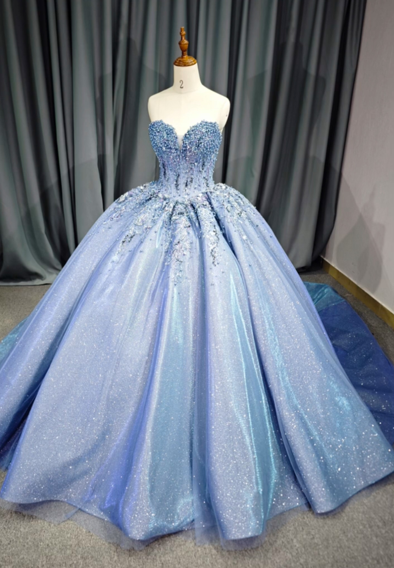 素材感を際立つオーロラ　トレーン編み上げ袖無し　ビスチェライン　ブルー　カラードレス　フレアスカート　高品質　ブライダル