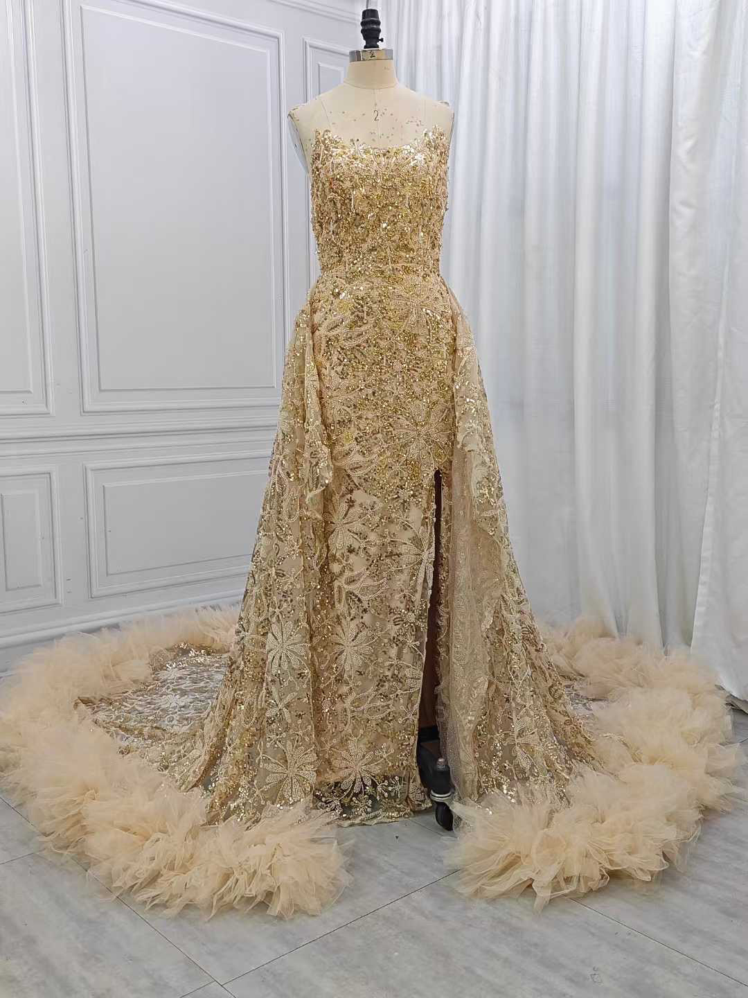 豪華　カラードレス　スレンダーライン　ラッフルスカート　ギャザー　ゴールド金色　王道派女王派トレーン　チュールパーティー