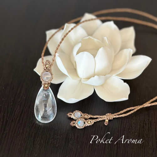 『純誌』ブルーエンジェルラダークォーツとブルームーンストーンのマクラメネックレス 空羅』ブルーエンジェルラダークォーツとブルームーンストーンの