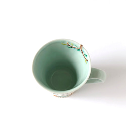 ネコさんのティータイムが楽しそう　ゆっくりティータイム（ネコと小鳥）マグカップ　磁器 6枚目の画像