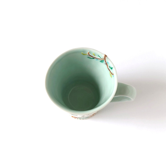 ネコさんのティータイムが楽しそう　ゆっくりティータイム（ネコと小鳥）マグカップ　磁器 6枚目の画像