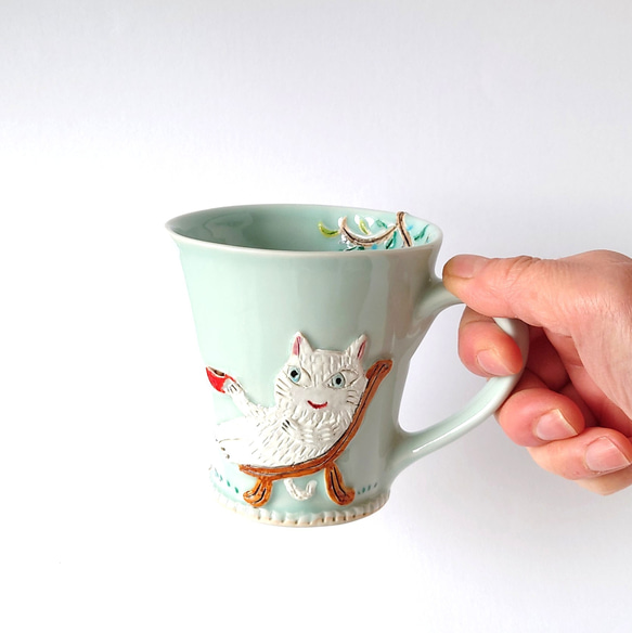 ネコさんのティータイムが楽しそう　ゆっくりティータイム（ネコと小鳥）マグカップ　磁器 8枚目の画像