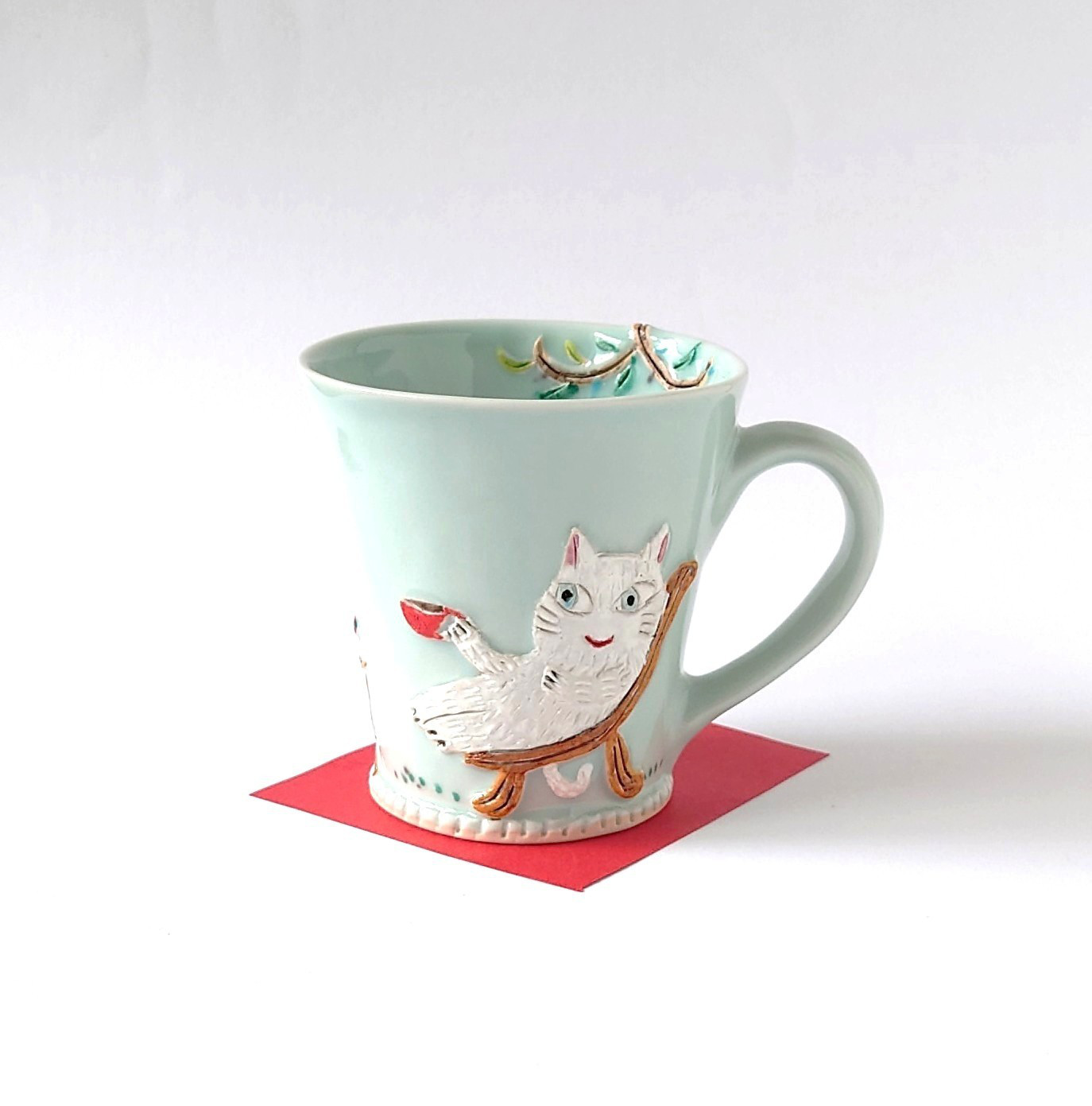 ネコさんのティータイムが楽しそう　ゆっくりティータイム（ネコと小鳥）マグカップ　磁器