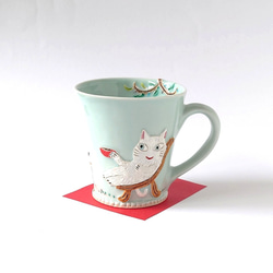 ネコさんのティータイムが楽しそう　ゆっくりティータイム（ネコと小鳥）マグカップ　磁器 1枚目の画像
