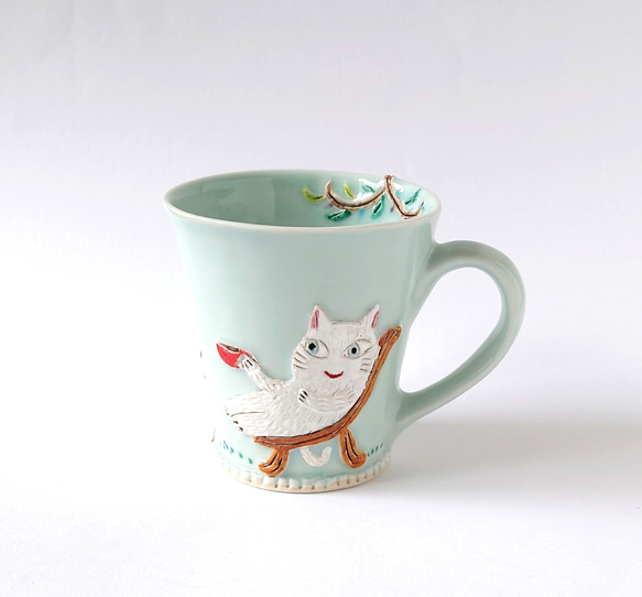 ネコさんのティータイムが楽しそう　ゆっくりティータイム（ネコと小鳥）マグカップ　磁器 2枚目の画像