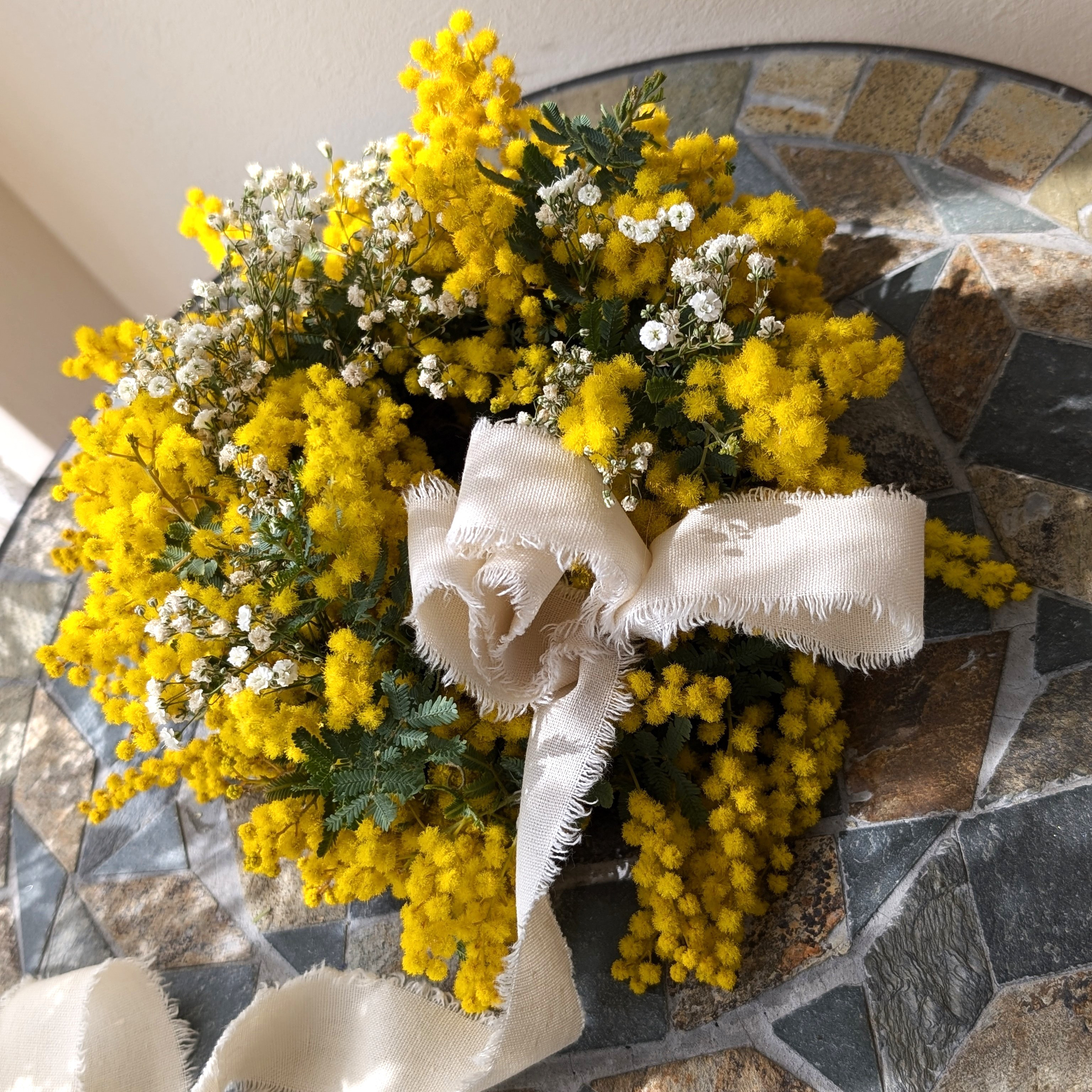 ふわふわミモザとかすみ草のドライフラワーリース　プレゼント　インテリア