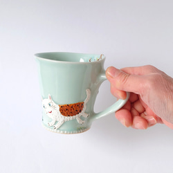 　ネコさんとカエルさんの追いかけっこ・・？　　ゆっくりティータイム（ネコとカエルとフクロウ）マグカップ　磁器 8枚目の画像