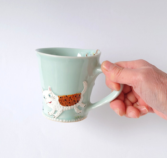 　ネコさんとカエルさんの追いかけっこ・・？　　ゆっくりティータイム（ネコとカエルとフクロウ）マグカップ　磁器 8枚目の画像