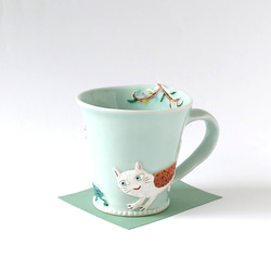 　ネコさんとカエルさんの追いかけっこ・・？　　ゆっくりティータイム（ネコとカエルとフクロウ）マグカップ　磁器 1枚目の画像